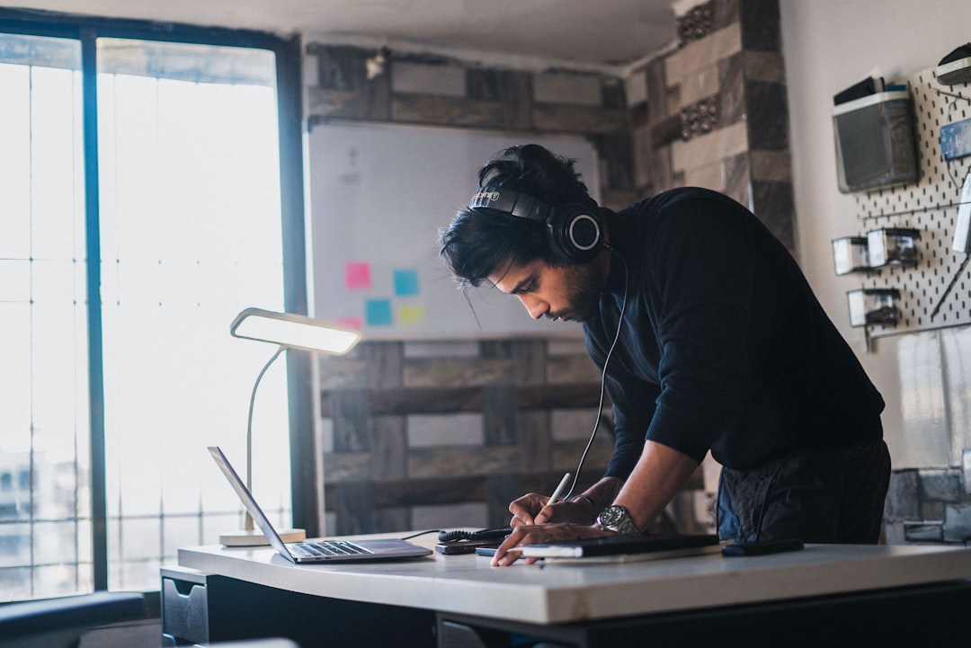 Espace de travail avec lumière naturelle